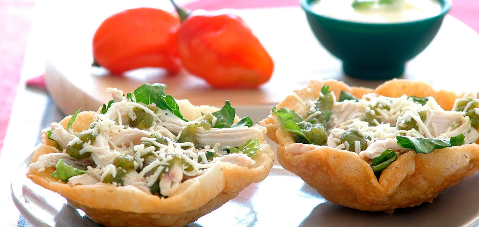 Cestitas de Maíz y Coco Rellenas de Pollo y Palta