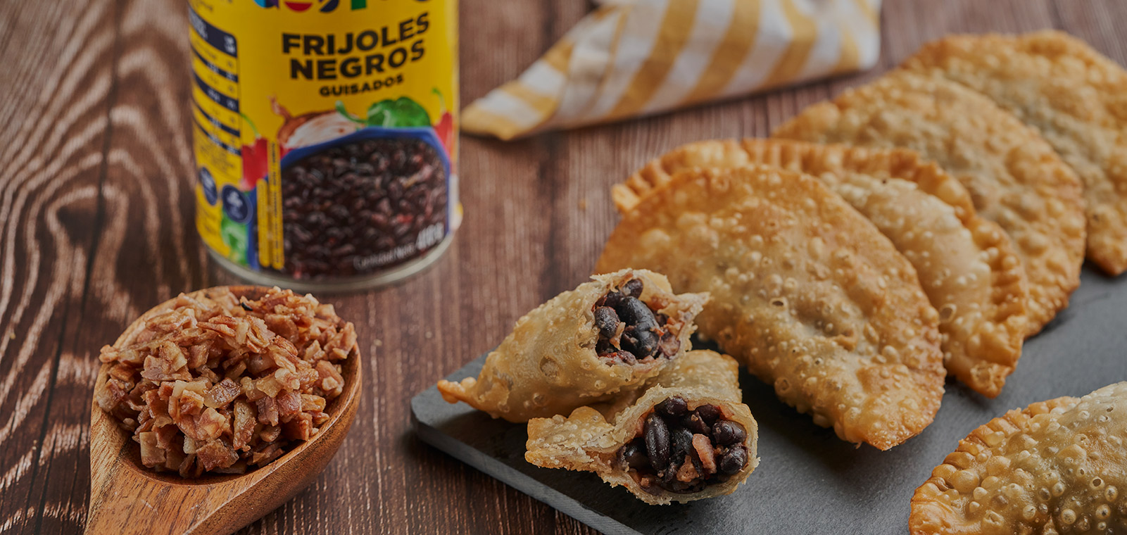 Empanadas de Trigo Rellenas de Frijoles