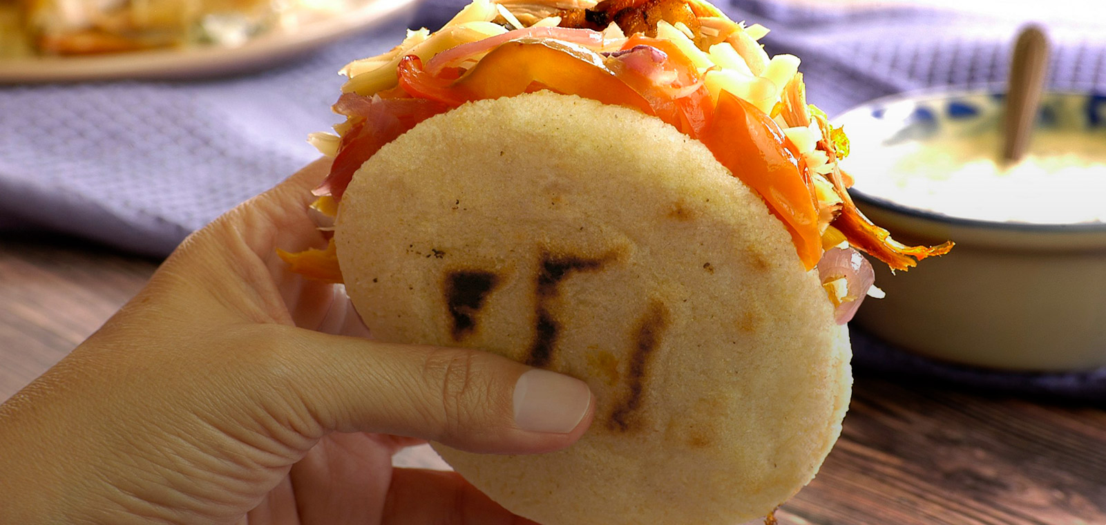 Arepa de Pollo Asado y Queso Cheddar