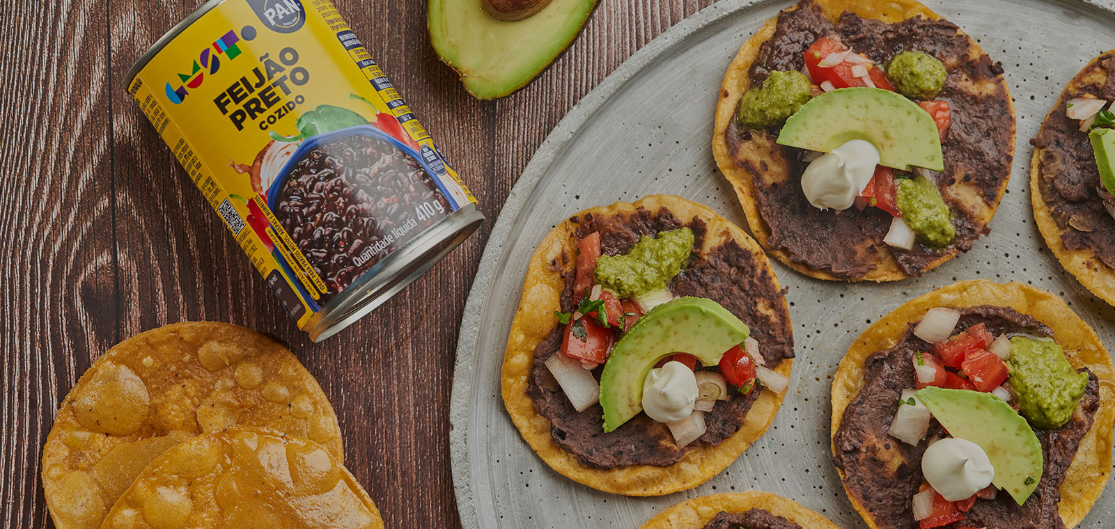 Tostadas Crujientes de Maíz con Crema de Frijoles